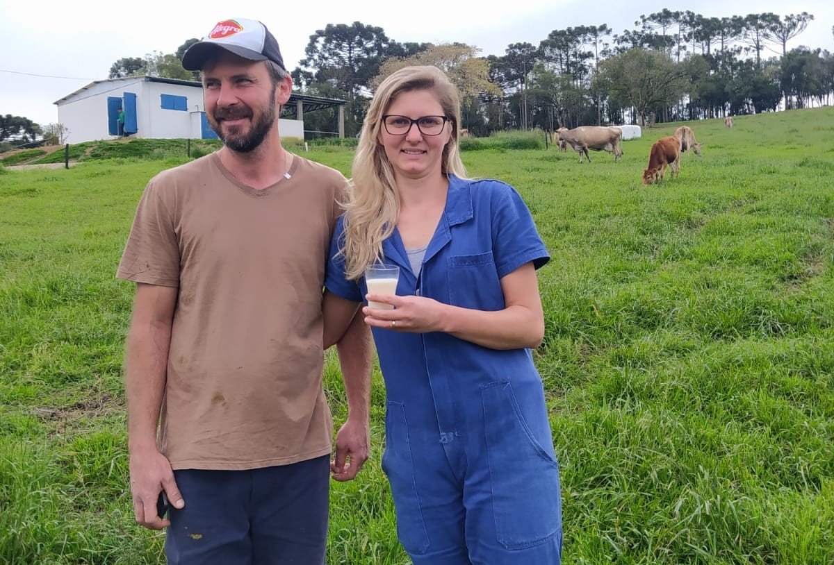 Casal de Irati deixa vida na cidade para trabalhar com a pecuária leiteira